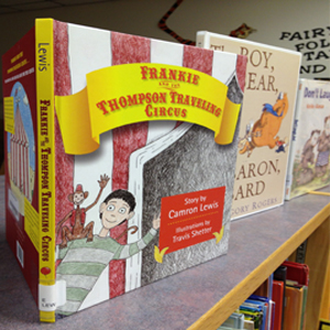 A book shelf with books on it